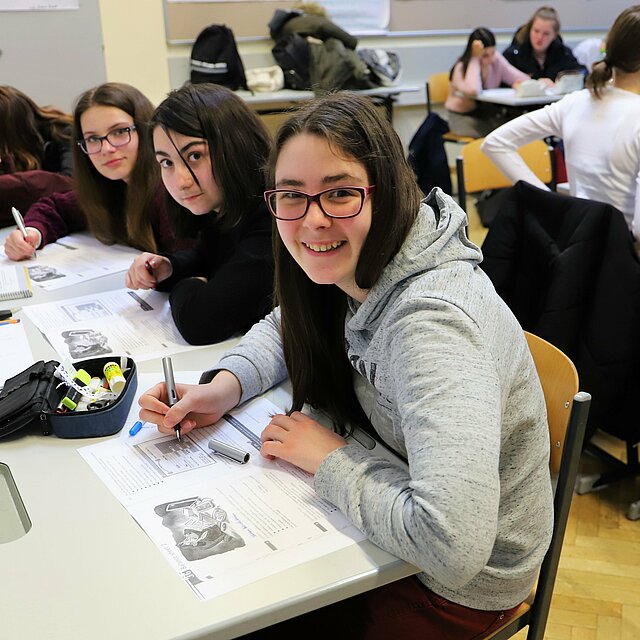 Schülerinnen und Schüler im Klassenzimmer | HAK-Graz